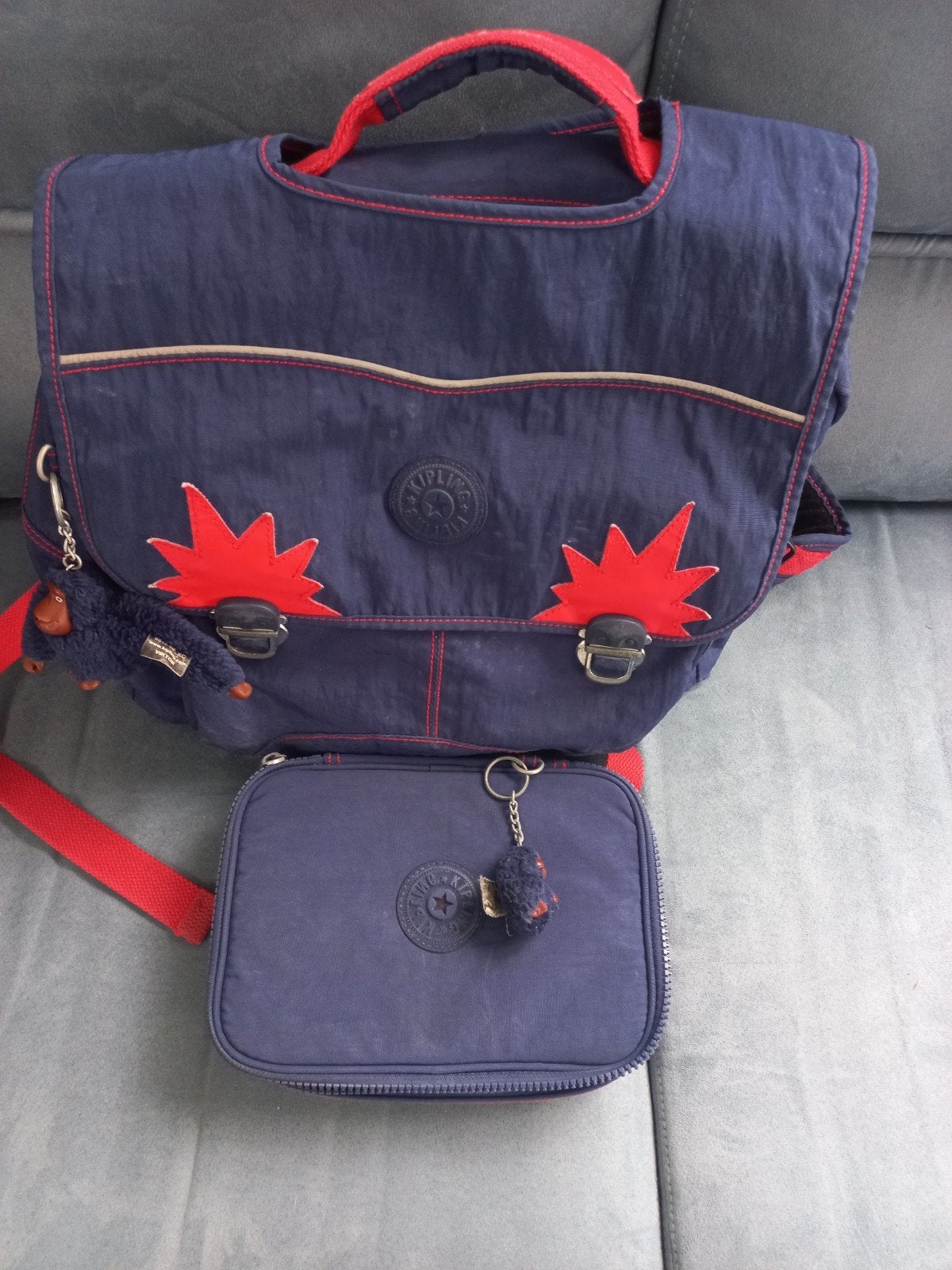 très joli cartable Kipling avec son plumier et singes, Enlèvement ou Envoi, Comme neuf, Bleu, Porte-documents ou Cartable