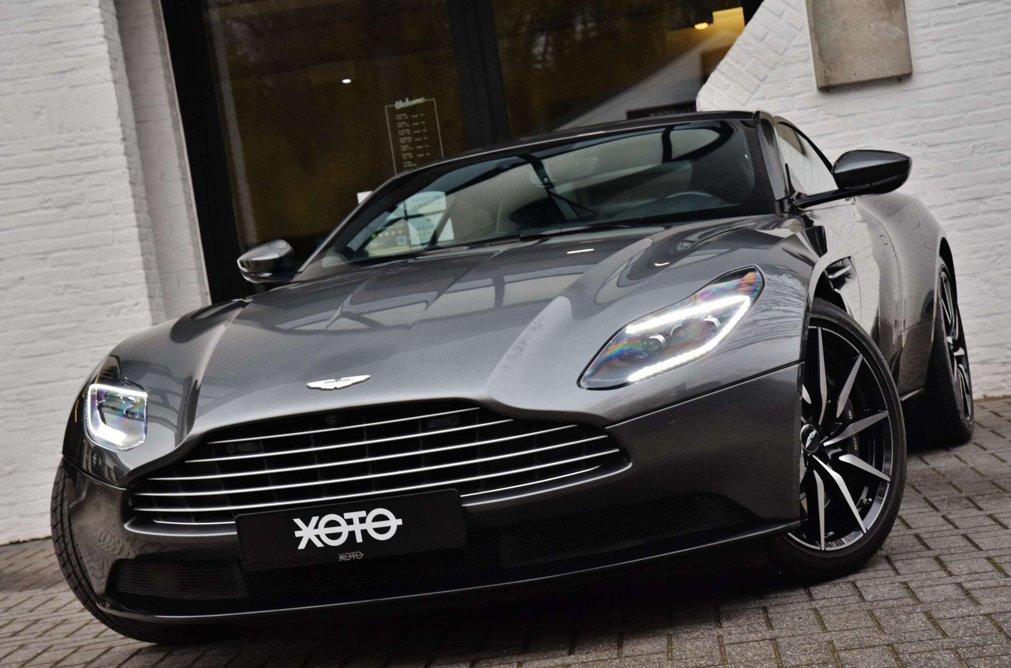 Aston Martin DB11 V8 COUPE *1HD / FULL ASTON MARTIN HISTORY*, Argent ou Gris, Achat, 375 kW, Entreprise