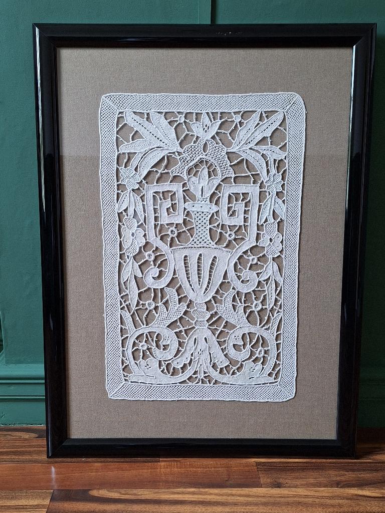 Antiek ecru groot decoratief haakwerk ingekaderd, Ophalen