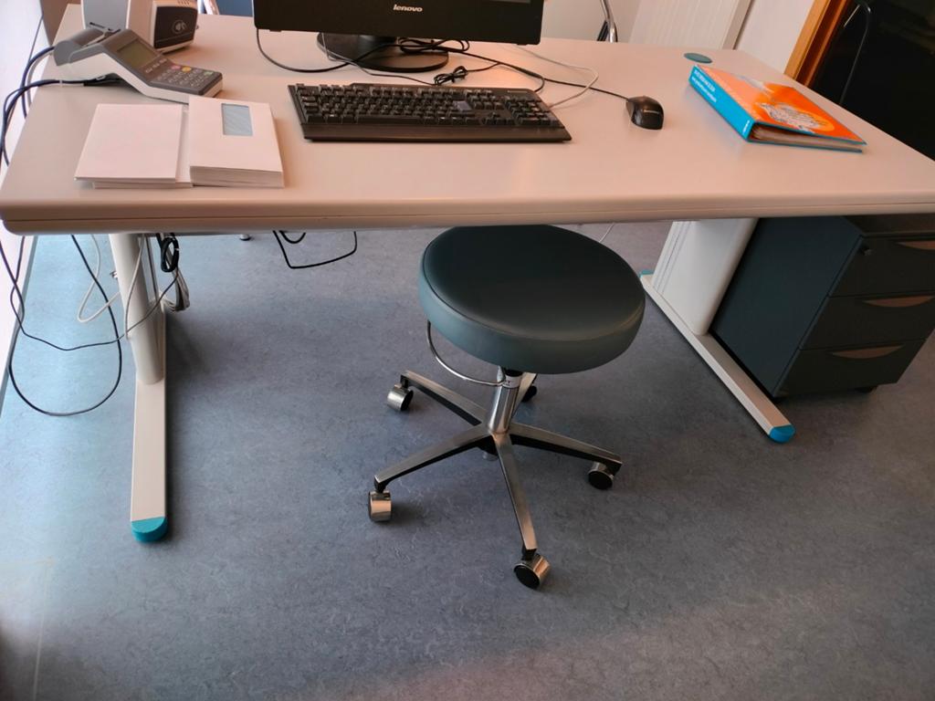 Prachtige bureau. 160 cm x 80 cm. Zeer stevig. Moet vrijdag, Ophalen, 160 cm, Hout, Zo goed als nieuw