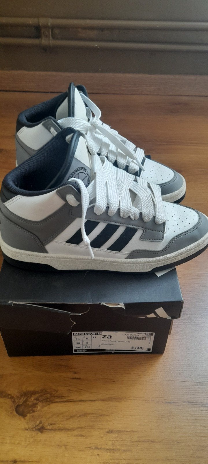 Basket adidas pour enfant, Sports & Fitness