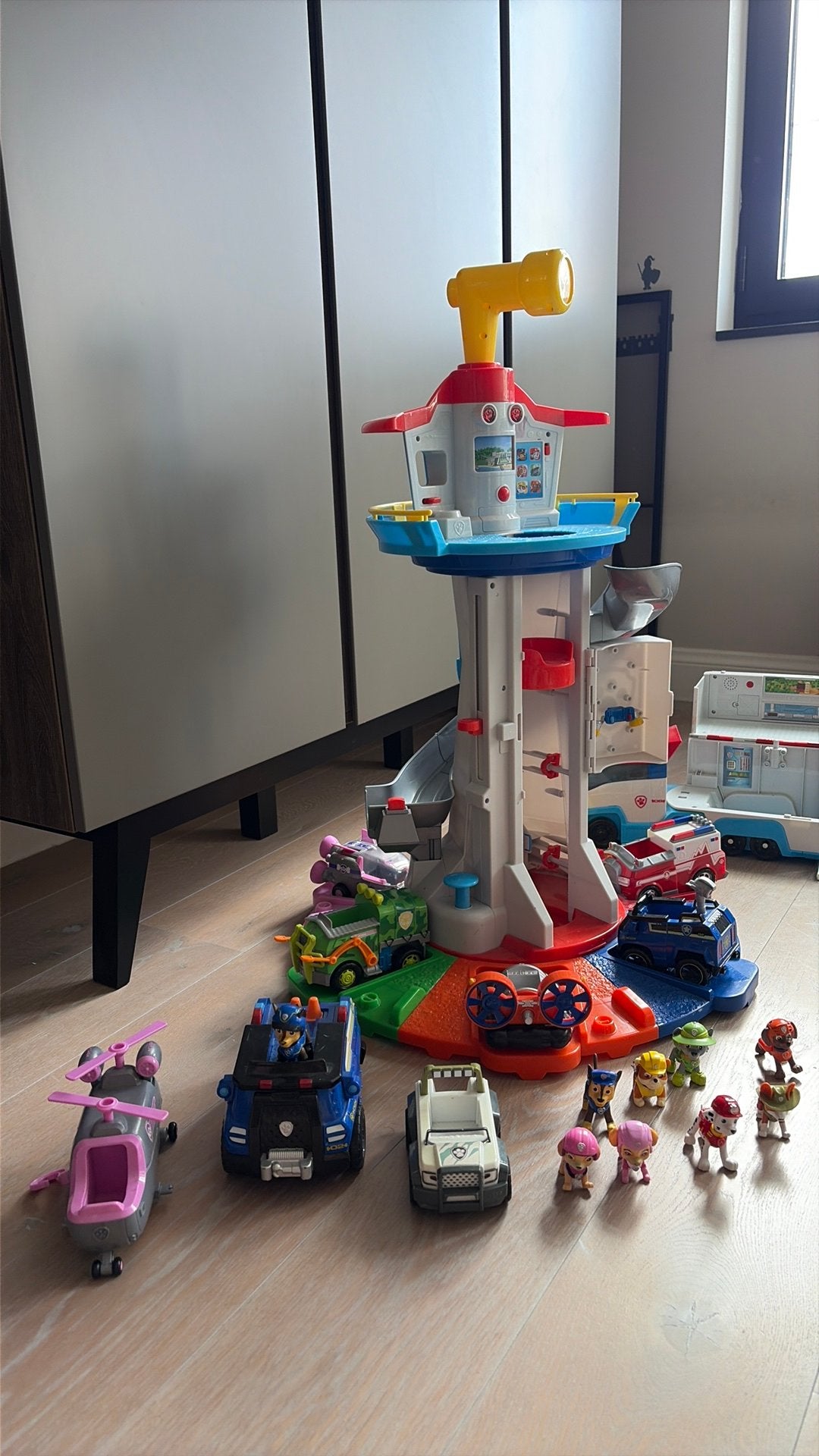 Paw Patrol toren met auto’s en figuren + truck, Ophalen, Gebruikt