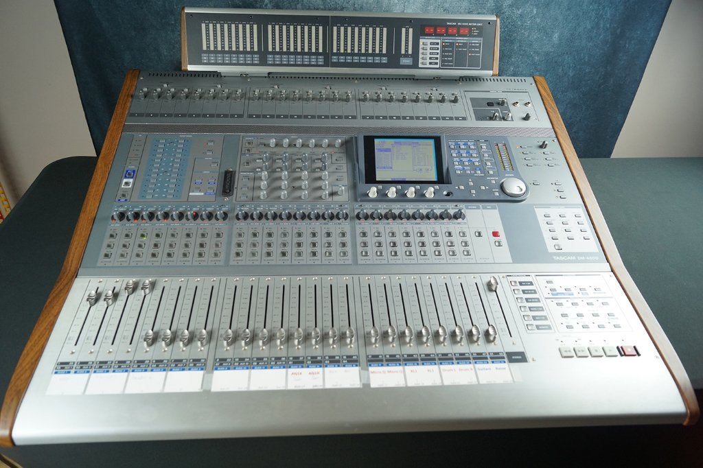 Tascam DM 4800, Enlèvement, Comme neuf, 20 canaux ou plus, Entrée micro