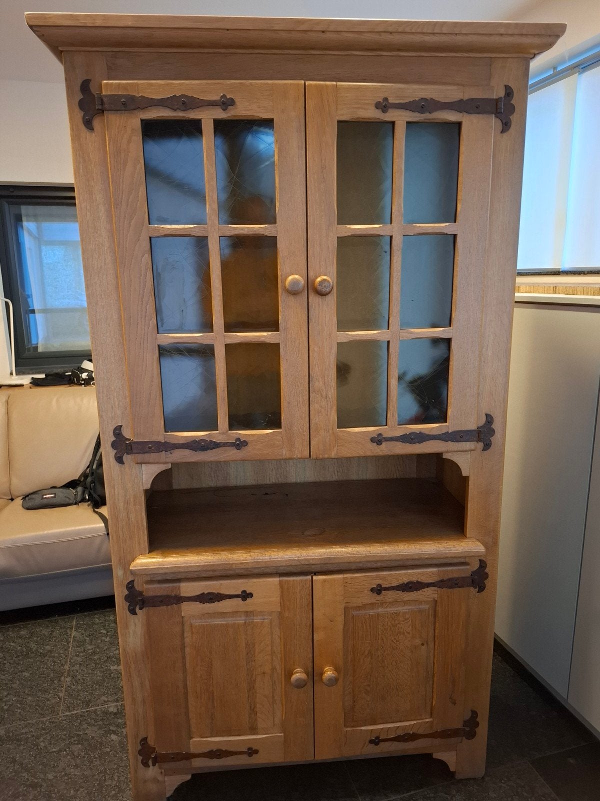 Eiken vitrinekast, Ophalen, Eikenhout, Met deur(en)