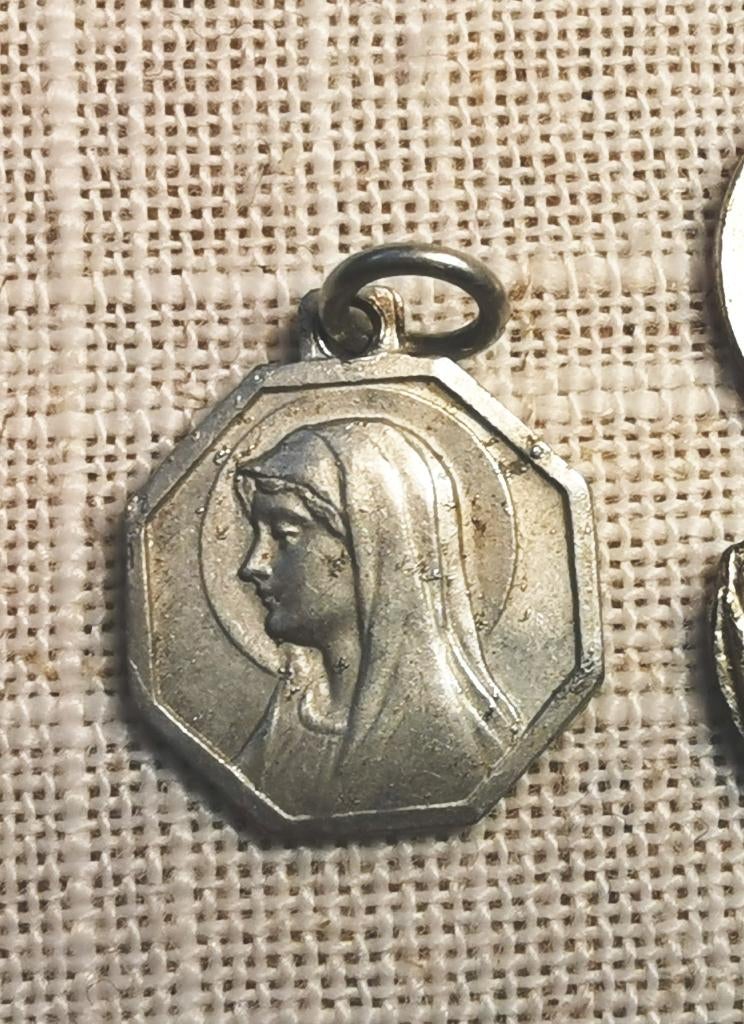 Zilverkleurig hangertje medaille Lourdes Maria en Bernadette, Ophalen of Verzenden, Gebruikt, Sieraad, Christendom | Katholiek