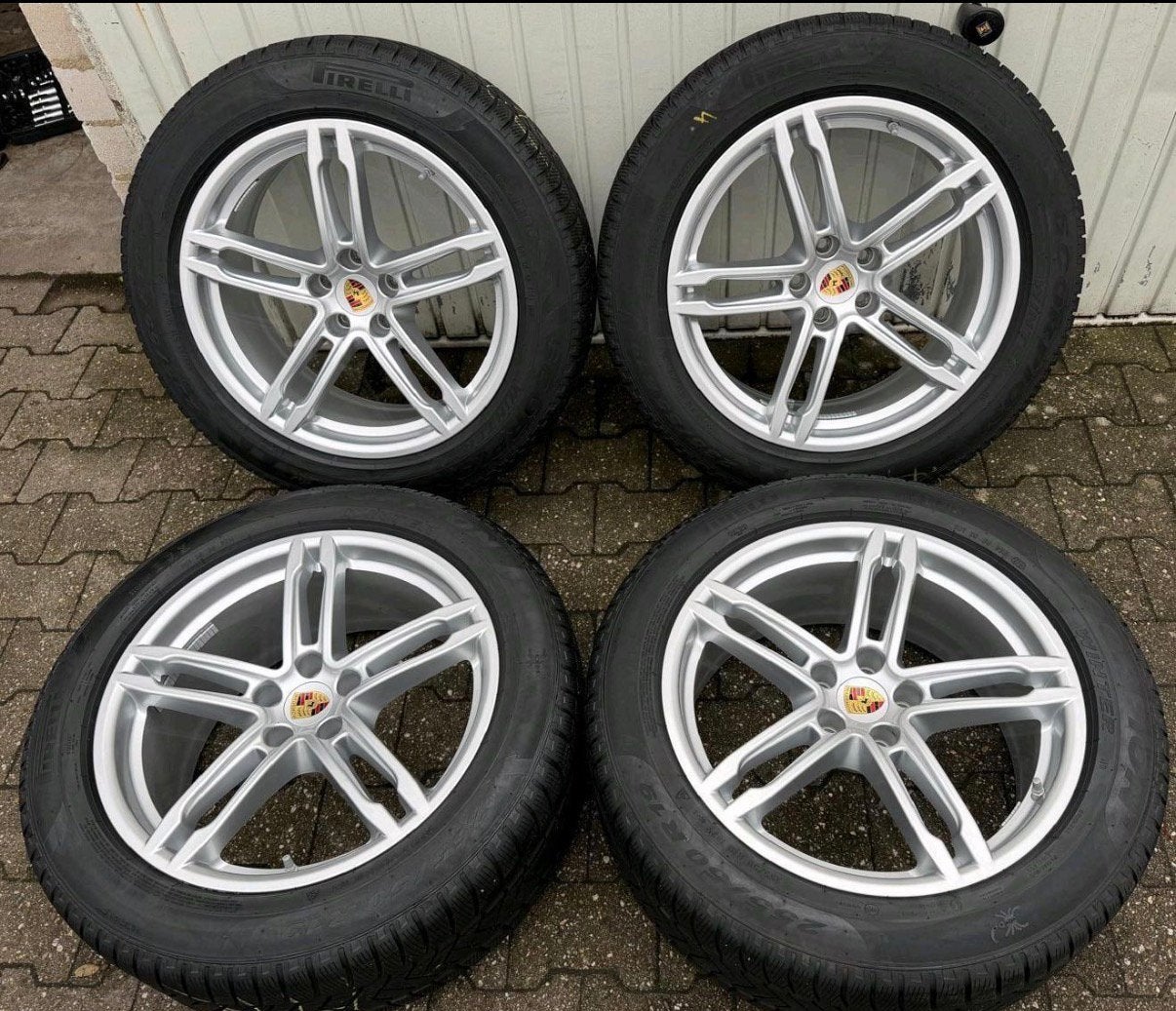 ORIG. PORSCHE MACAN 19 INCH VELGEN MET WINTERBANDEN BREEDSET, Gebruikt, Banden en Velgen, Winterbanden, 235 mm