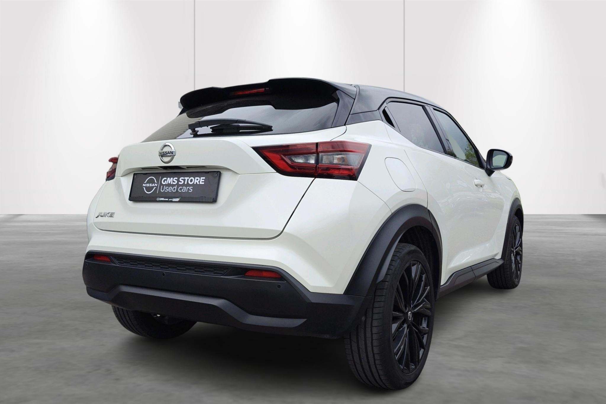 Nissan Juke 1.0 DIG-T 114 Enigma - incl 2 jaar KARE, Auto's, Voorwielaandrijving, Zwart, 1257 kg, Wit