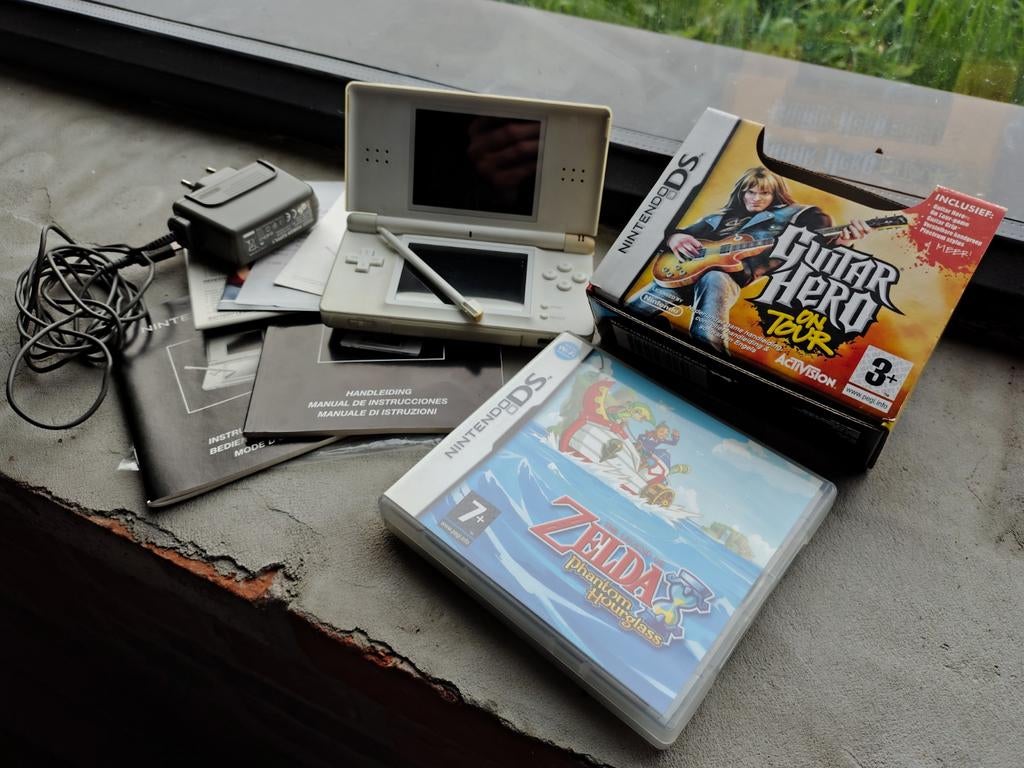 Nintendo DS Lite + Zelda + Guitar Hero, Ophalen of Verzenden