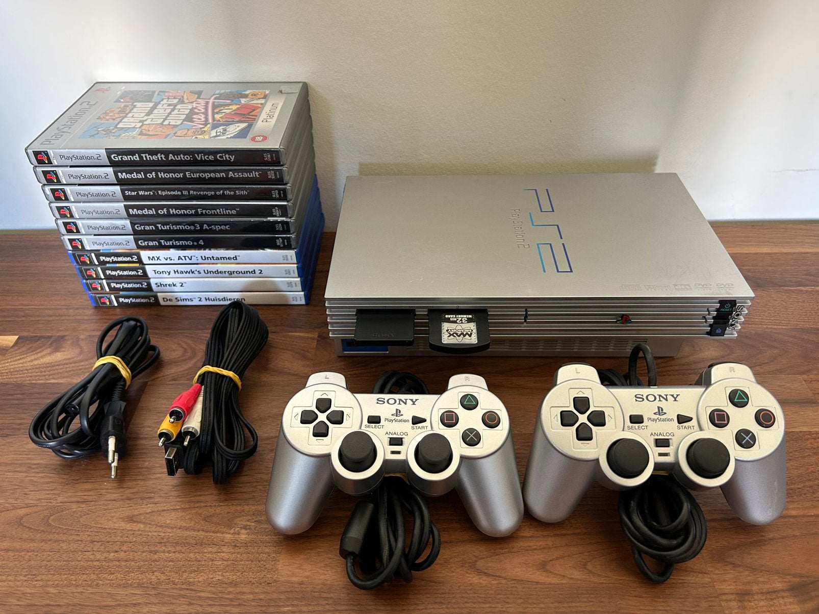 PlayStation 2 Silver Bundle – 2 Controllers + 10 Games, Ophalen of Verzenden, Zo goed als nieuw