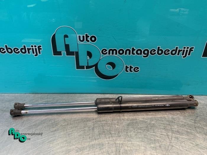 Kit amortisseur gaz hayon d'un Renault Clio (Clio 3 06-), Renault, -, 3 mois de garantie, Utilisé