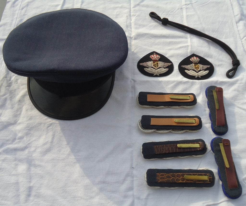 Képi et plaques d'immatriculation, Collections, Enlèvement ou Envoi, Armée de l'air, Emblème ou Badge