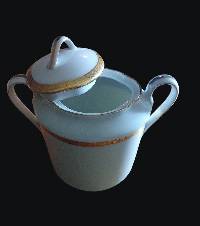 sucrier en porcelaine de Limoges A. Lanternier 1920
15€il, Enlèvement ou Envoi, Porcelaine