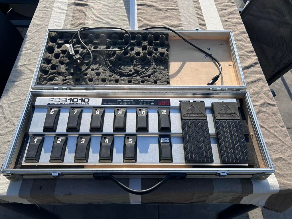 Behringer FCB1010 met flightcase, Musique & Instruments, Instruments à corde | Guitares | Basses, Enlèvement ou Envoi, Utilisé