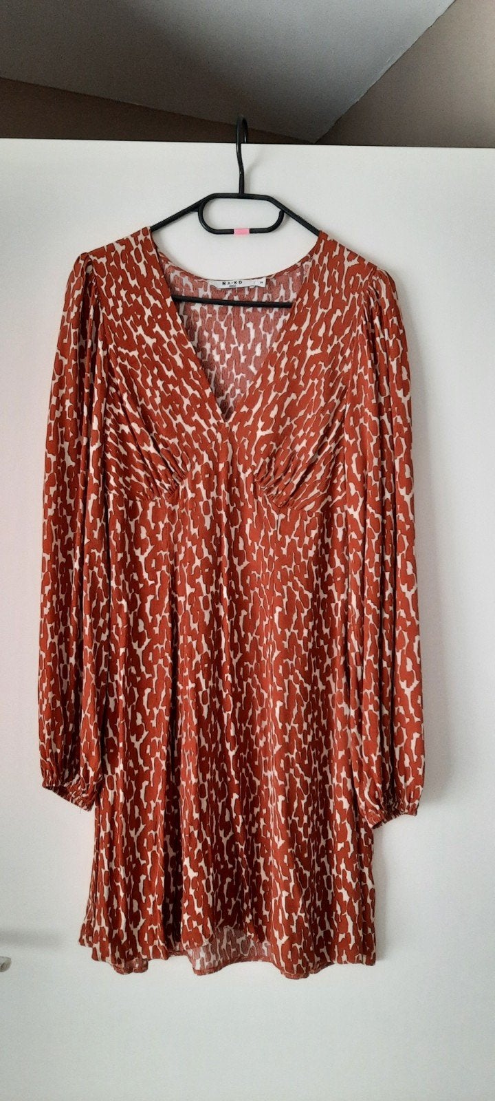 NIEUW: NA-KD roestbruin kleedje maat 36, Ophalen, Maat 36 (S), Beige