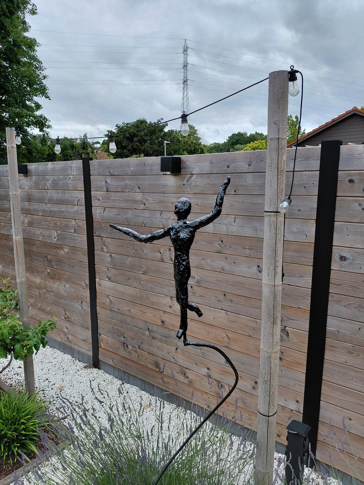 Moderne metalen sculptuur 'Balancerende vrouw', Antiek en Kunst, Kunst | Designobjecten, Ophalen, Zwart, Handgemaakt, Beeld
