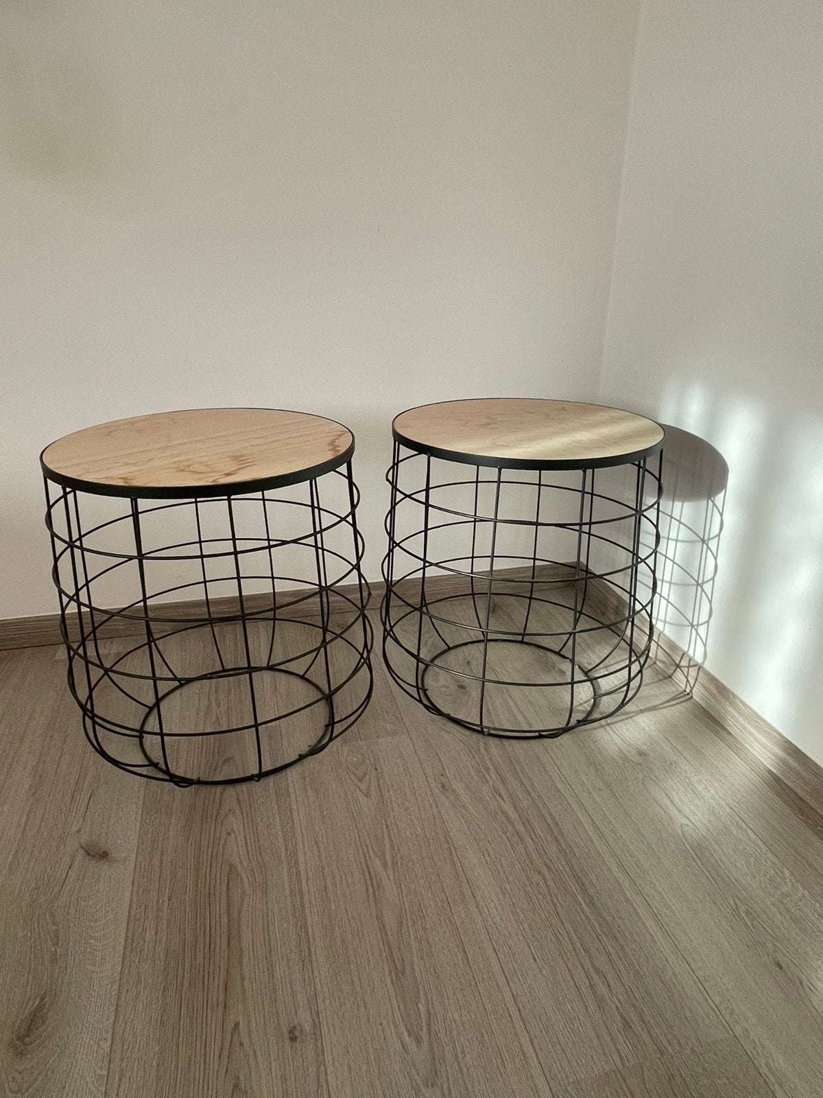 2 bijzettafels, Ophalen, Zo goed als nieuw, Hout