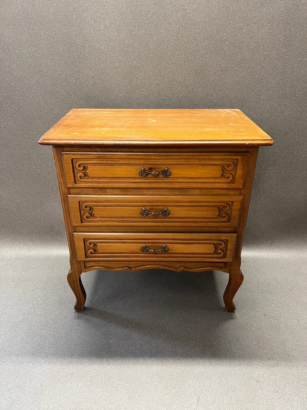 Petite commode 3 tiroirs en bois style Louis XV - 69cm, Enlèvement, Comme neuf, Métal