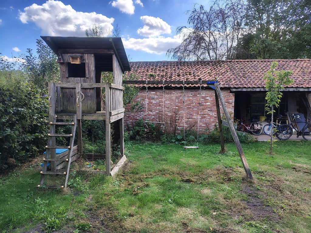 Speelhuisje met picknick bankje, zandbakje en schommel, Ophalen, Gebruikt, Hout