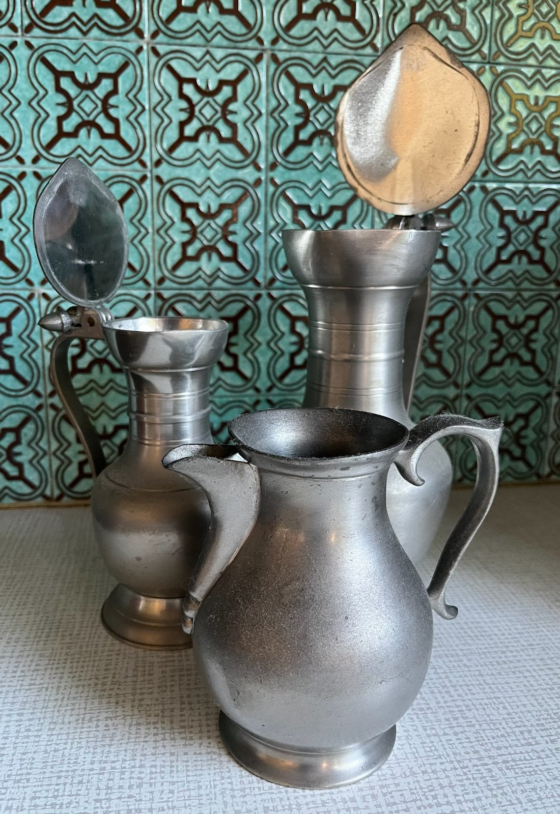 Antieke tinnen kruiken / kannen – 3-delige decoratieve set, Antiek en Kunst, Antiek | Tin, Ophalen