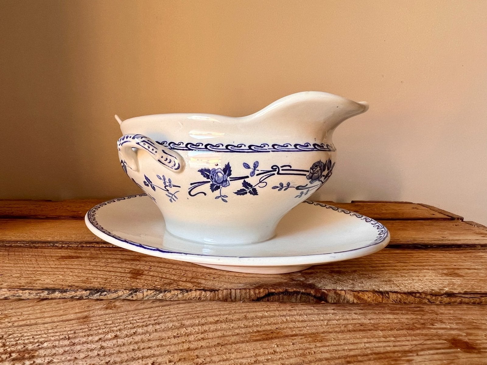 Sauskom of antieke saucière Boch Frères Rosa blauw wit, Ophalen of Verzenden