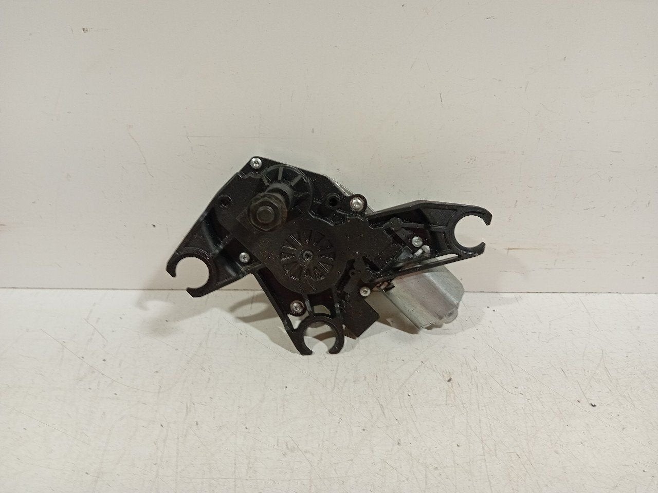 Ruitenwissermotor achter Nissan Micra, Onderdelen@venauto.nl, Van der Ven Autorecycling B.V., Gebruikt, Ettenseweg 76, 4706 PB Roosendaal, The Netherlands