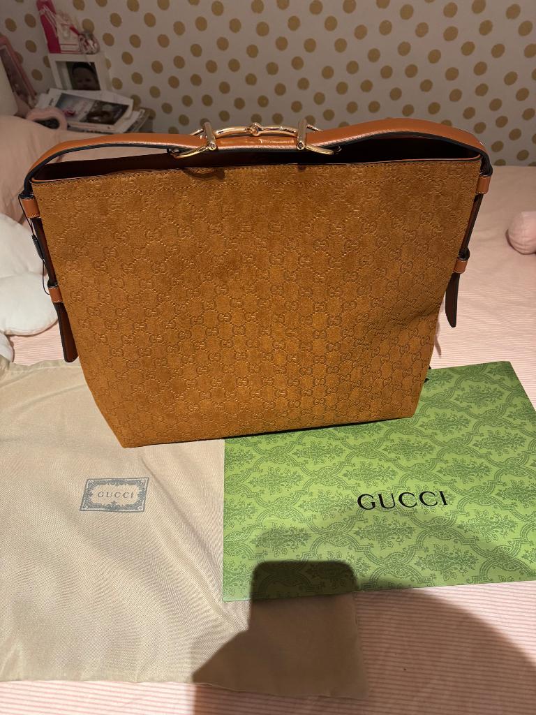 Prachtige luxe suède handtas monogram, Handtassen en Accessoires, Tassen | Damestassen, Ophalen of Verzenden, Nieuw, Handtas