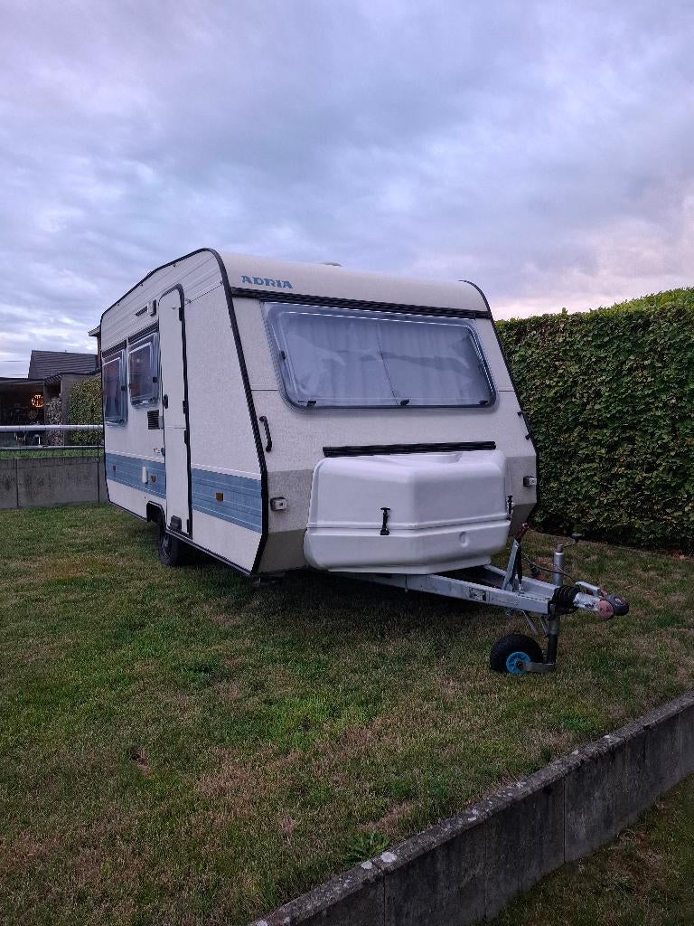 Charmante Retro Caravan  – Merk Adria, Caravans en Kamperen, Caravans, Treinzit, 750 - 1000 kg, Particulier, Adria