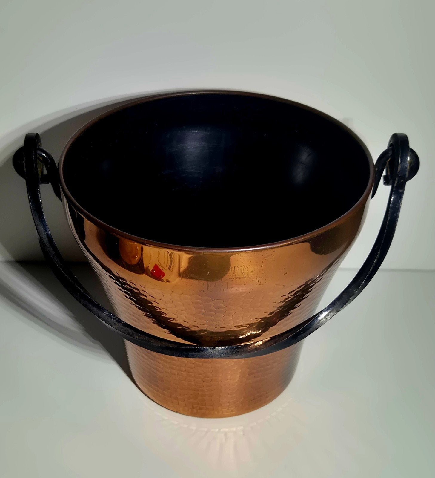 Vintage koperen emmer / cachepot – gehamerd koper – zwarte, Antiek en Kunst, Ophalen of Verzenden, Koper