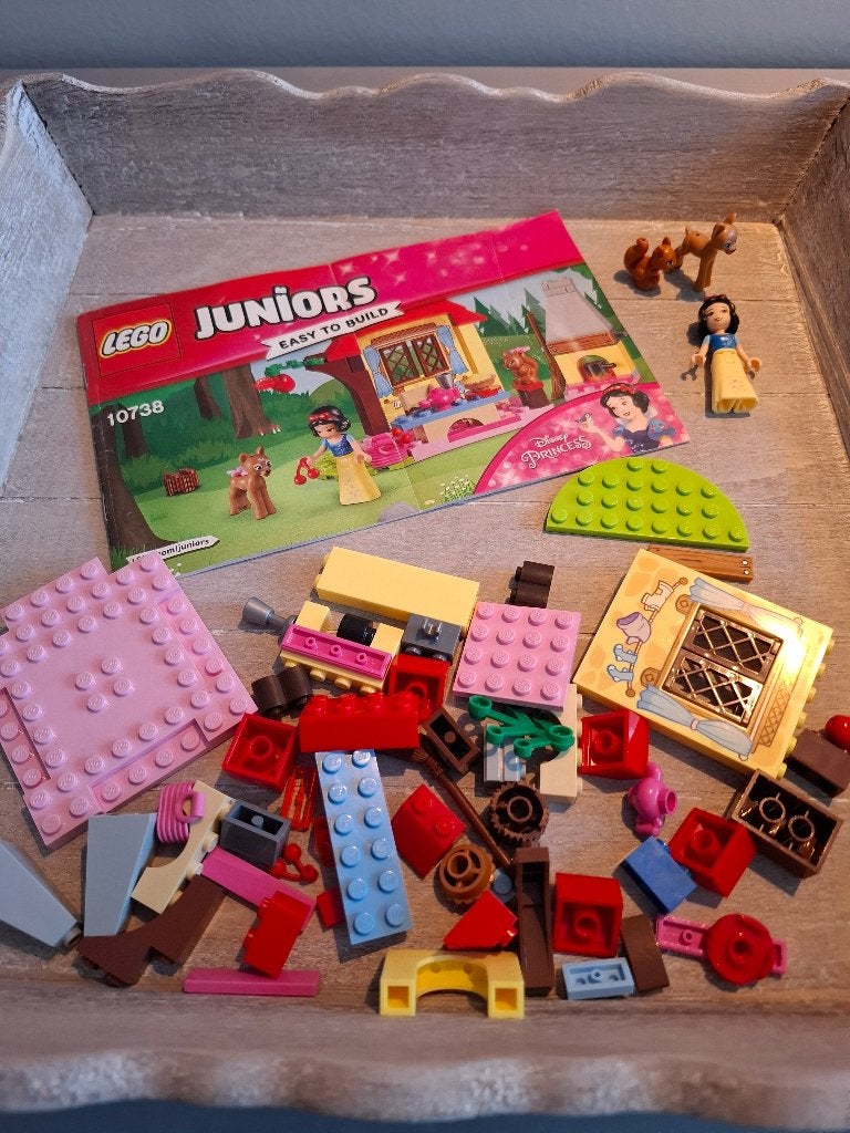LEGO Juniors 10738 - Sneeuwwitjes boshut, Gebruikt, Overige thema's, Lego, Ophalen of Verzenden