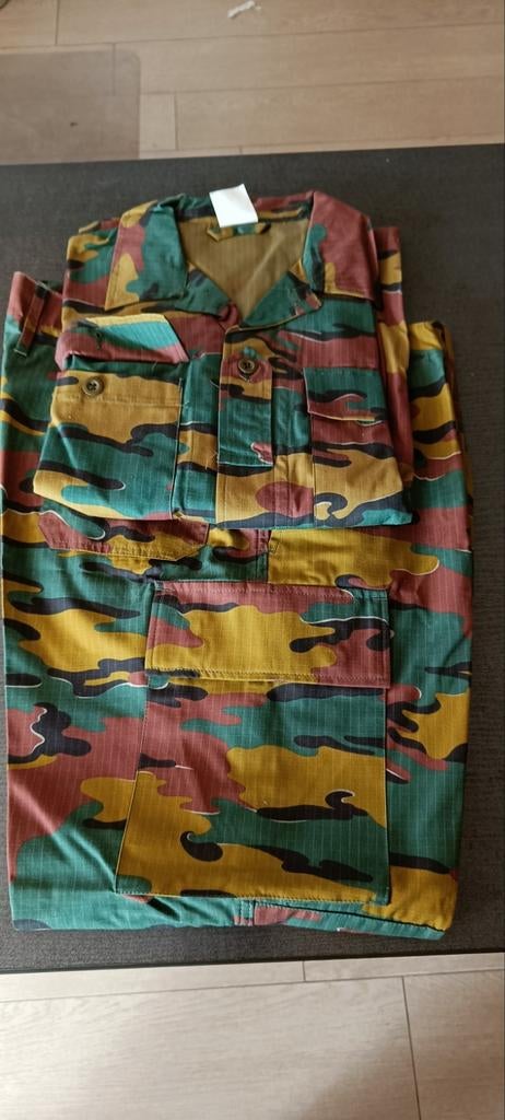 Quelqu'un s'intéresse aux vêtements militaires ? ? ? ?, Collections, Enlèvement