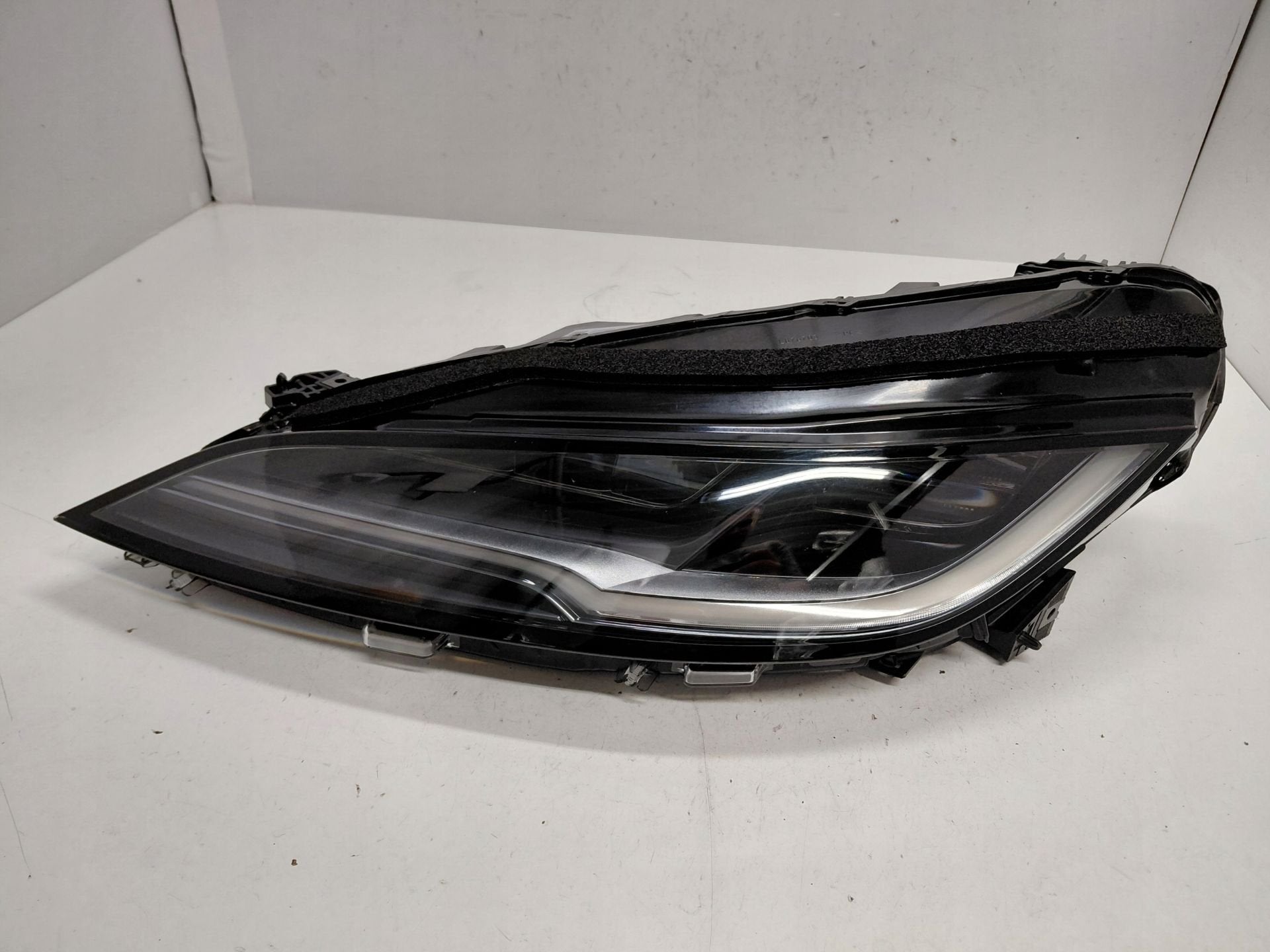 Tesla Model 3 Koplamp Links 1760888-00-E, Tesla, Inc., Gebruikt, Info@tesla.com, Tesla Road 1
78725  Austin
