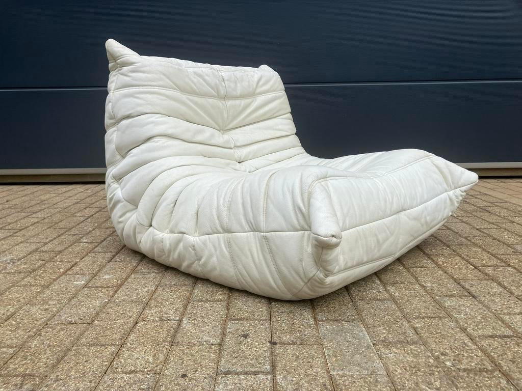 100% authentieke Togo Ligne Roset in originele Beige leder, Huis en Inrichting, Ophalen of Verzenden, Knoll vitra mah jong sede artifort b&b italia cassina flos edra