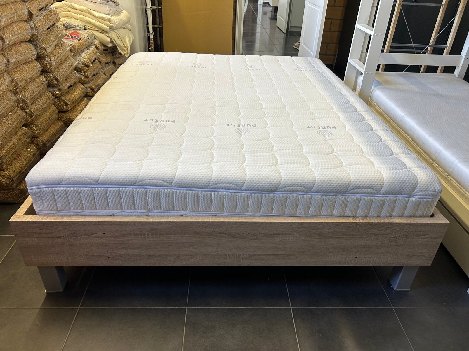 Houten bed met lattenbodem 160x200cm, Ophalen, Zo goed als nieuw