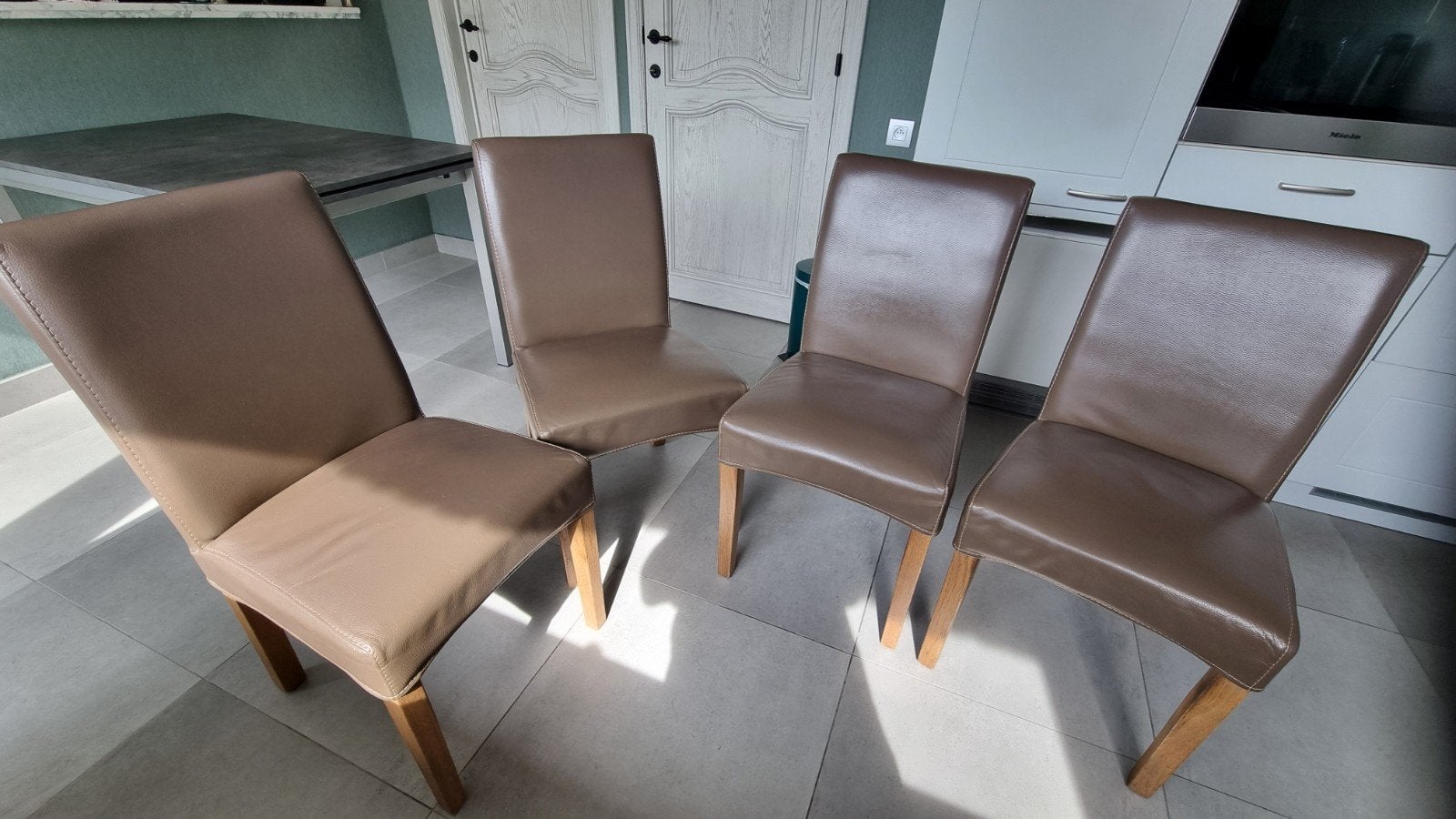 4 lederen keukenstoelen in kleur mokka., Huis en Inrichting, Ophalen