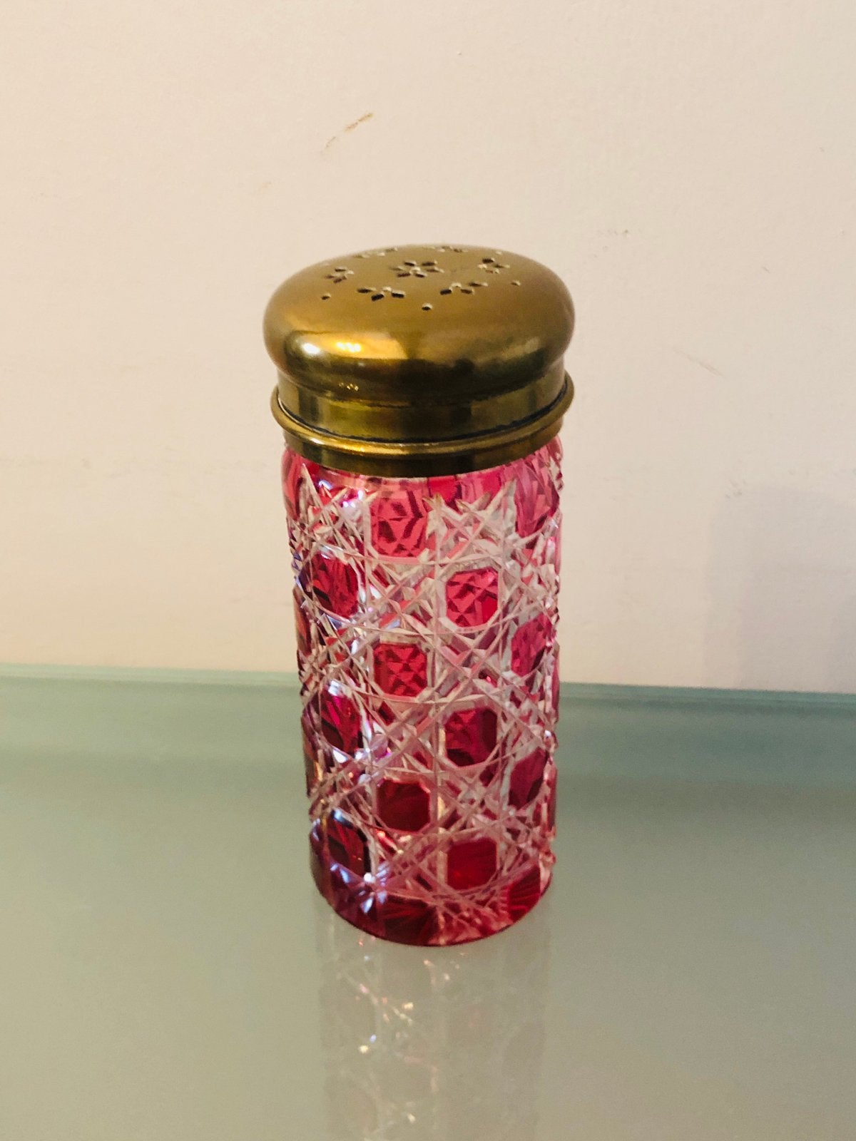 Saupoudroir cristal taillé rouge....., Antiek en Kunst, Antiek | Glaswerk en Kristal, Ophalen