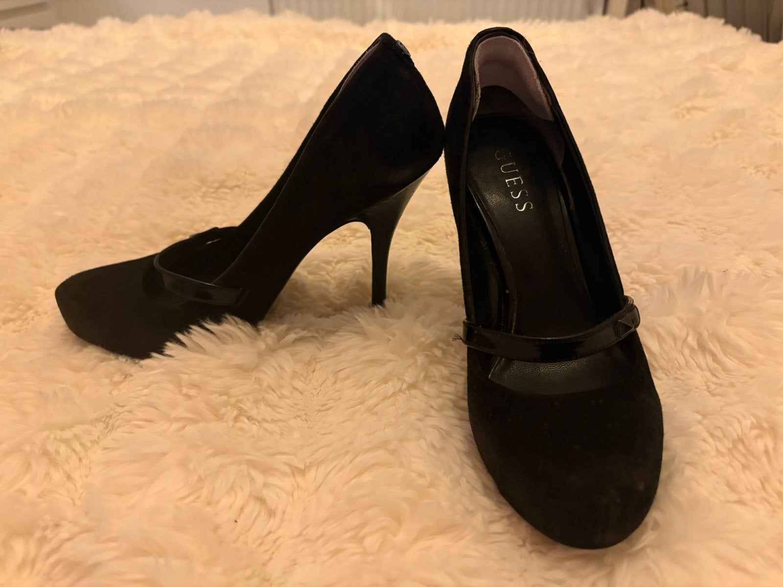 Zwarte daim pumps Guess mt 37, Pumps, Zwart, Ophalen of Verzenden, Gedragen