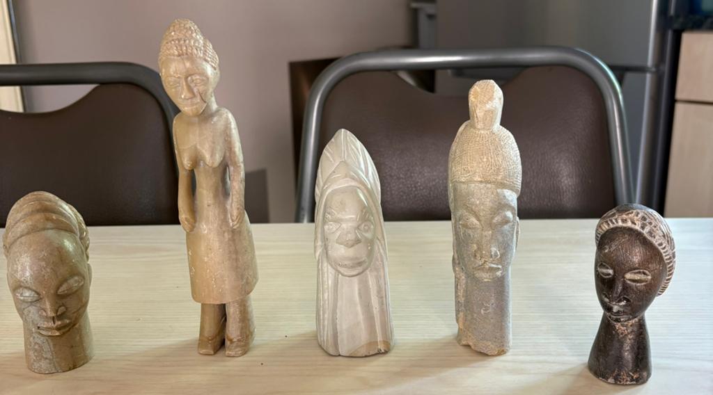 Sculptures en pierre de femmes africaines, Enlèvement, Comme neuf, Humain