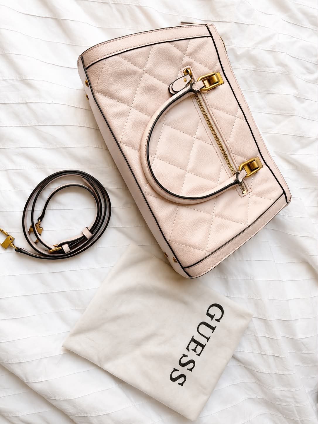 GUESS handtas – lichtroze – met lange schouderriem & stofzak, Handtassen en Accessoires, Tassen | Damestassen, Ophalen of Verzenden