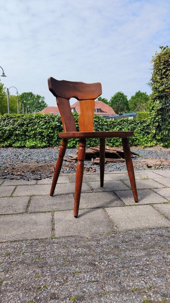 Brutalist ‘Stube’ caféstoelen–massief hout–(43 op voorraad), Huis en Inrichting, Gebruikt, Bruin, Brutalist ‘Stube’ caféstoelen