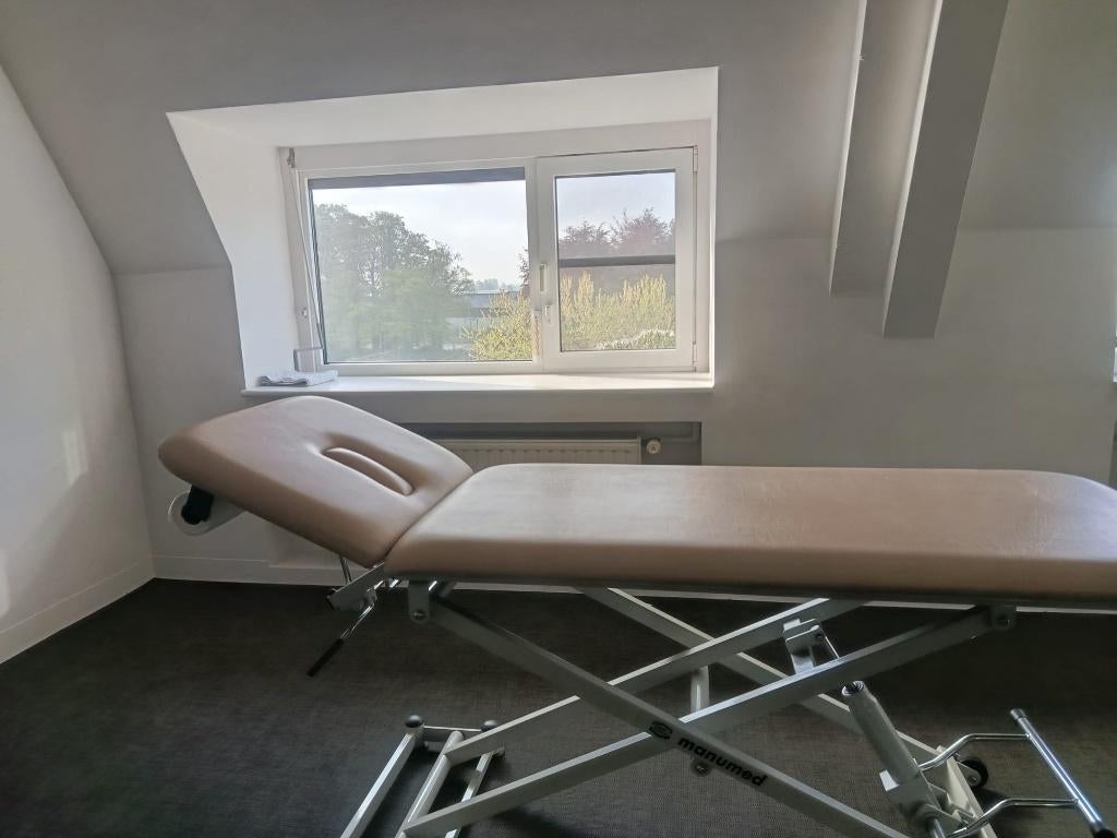 manumed behandeltafel, Sport en Fitness, Massageproducten, Zo goed als nieuw, Massagetafel, Ophalen