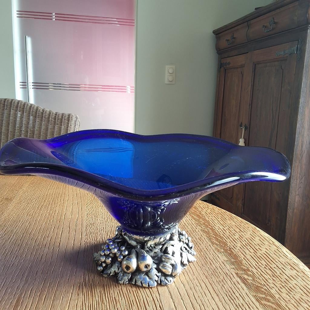 Coupe à fruits bleue, Enlèvement