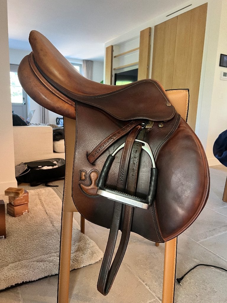 Selle de saut Bruno Delgrange, Animaux & Accessoires, Obstacle, L (17.5 pouces), Comme neuf, Enlèvement