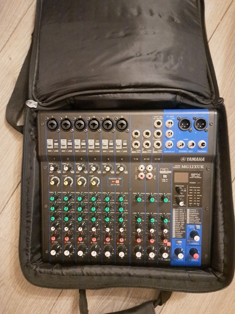 Yamaha MG12XUK, Enlèvement, Comme neuf, 5 à 10 canaux, Entrée micro
