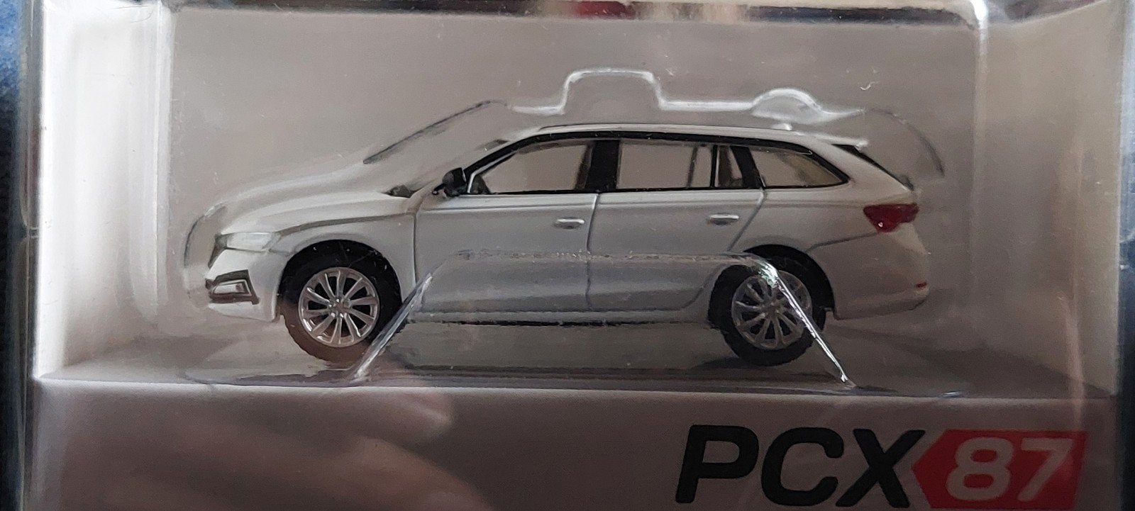 H0LK 0718 SKODA OCTAVIA 1/87, Hobby & Loisirs créatifs, Envoi, Neuf, Voiture, Autres marques