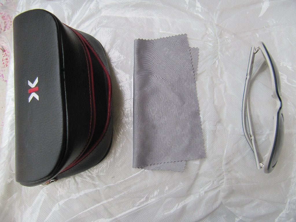 Lunettes de soleil « KISS & KILL »., Enlèvement ou Envoi, Neuf, Bleu, Lunettes de soleil