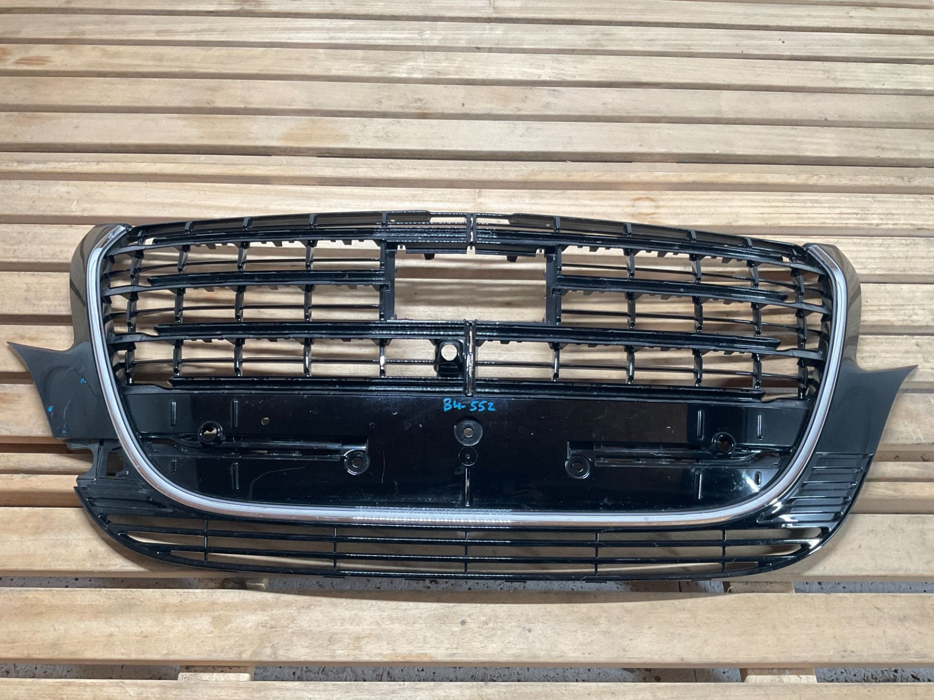 Calandre de pare-chocs Mercedes Classe V W447 2025-2026, fin, Mercedes-Benz AG, Mercedes-Benz, Utilisé, Mercedesstrasse 120
70372  Stuttgart, DE
