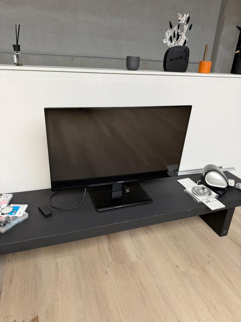 Tv monitor 40” met staander GEEN SMART TV, Ophalen, Zo goed als nieuw