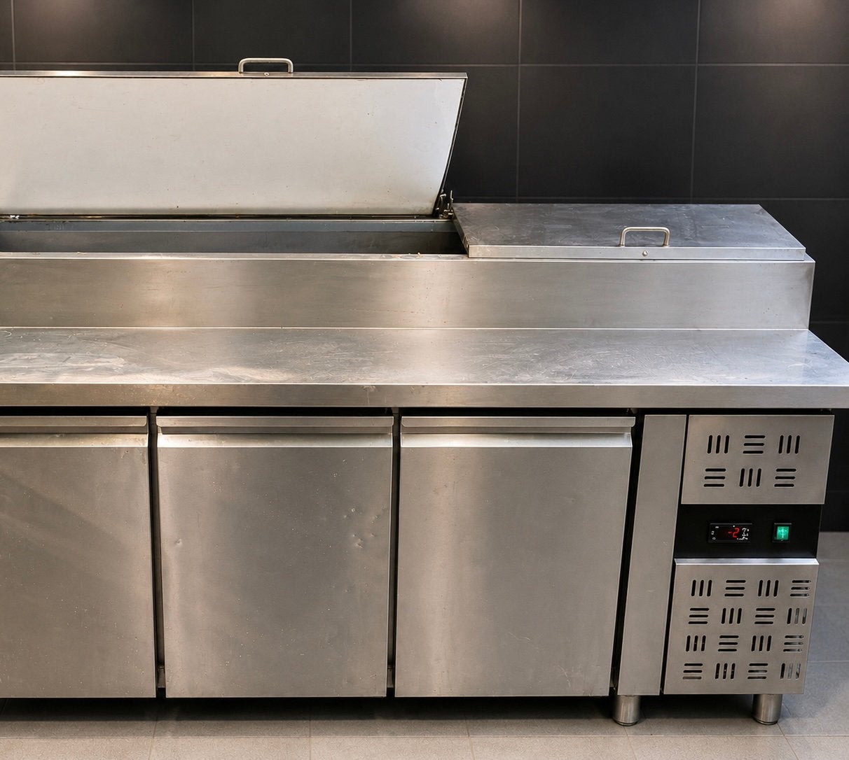 3-deurs roestvrijstalen koelkast + geïntegreerde saladebar, Zakelijke goederen, Horeca | Keukenapparatuur, Ophalen
