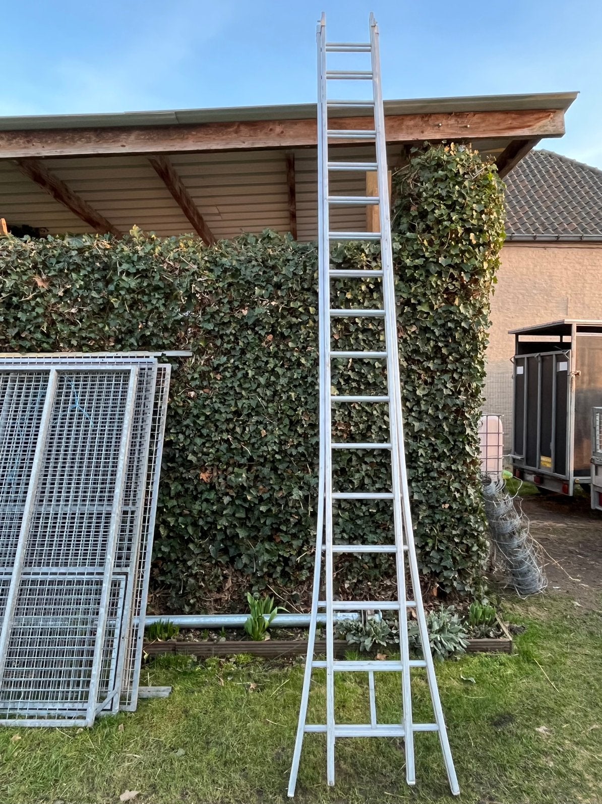 Grote aluminium ladder ( 2 x 4m40), Doe-het-zelf en Bouw, Ladders en Trappen, Ophalen, Zo goed als nieuw, Ladder