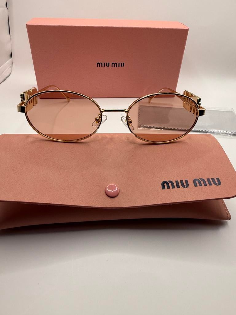 Miu Miu Zonnebril met Roze Glazen en Gouden Details, Ophalen of Verzenden, Nieuw, Roze, Zonnebril